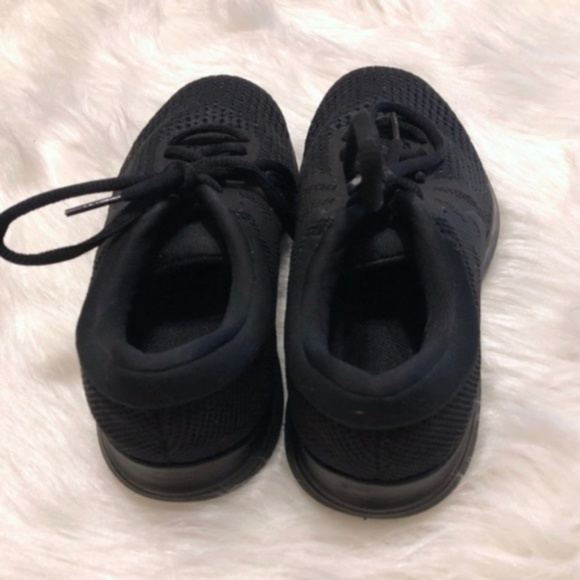 NEW Nike Revolution 4 Black Running Sneaker Size 6 - Picture 7 of 8